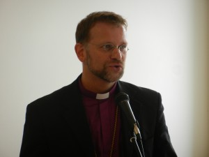 Piispa Jari Jolkkonen pitää puhetta uusille ja vanhoille läheteille